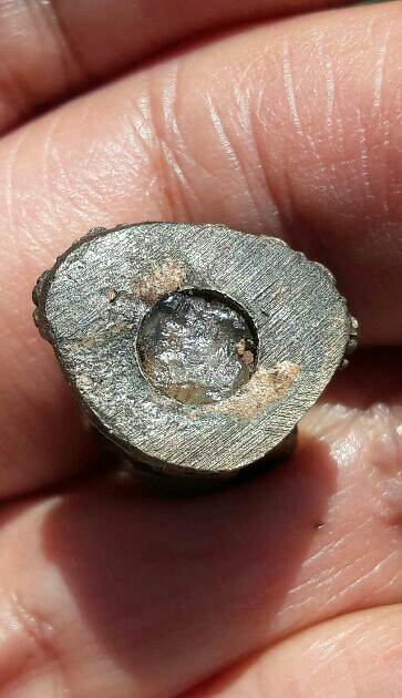 หลวงปู่ทวด  จำที่ไม่ได้​ มีตัวหนังสือแต่อ่านไม่ออกครับ​ เคาะเดียว  