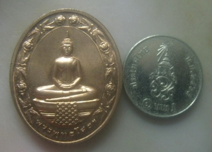 **เบาๆ**เหรียญหลวงพ่อโสธร รูปไข่ลายดอกไม้ เนื้อทองเเดงนอกขัดเงา ปี ๒๕๔๒**ขอบสตางค์ มีโค้ด สวยๆ