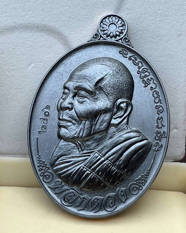 หลวงปู่เฮง วัดบ้านด่านช่องจอม จ.สุรินทร์ รุ่น พลิกดวง รุ่นเเรก 