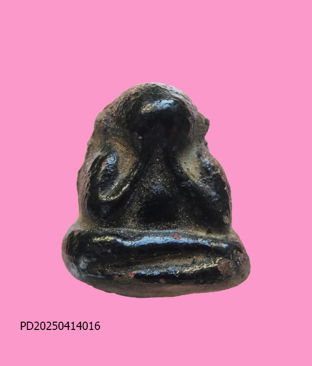 พระปิดตา หลังแบบ เนื้อผงสีน้ำตาลเคลือบรัก 