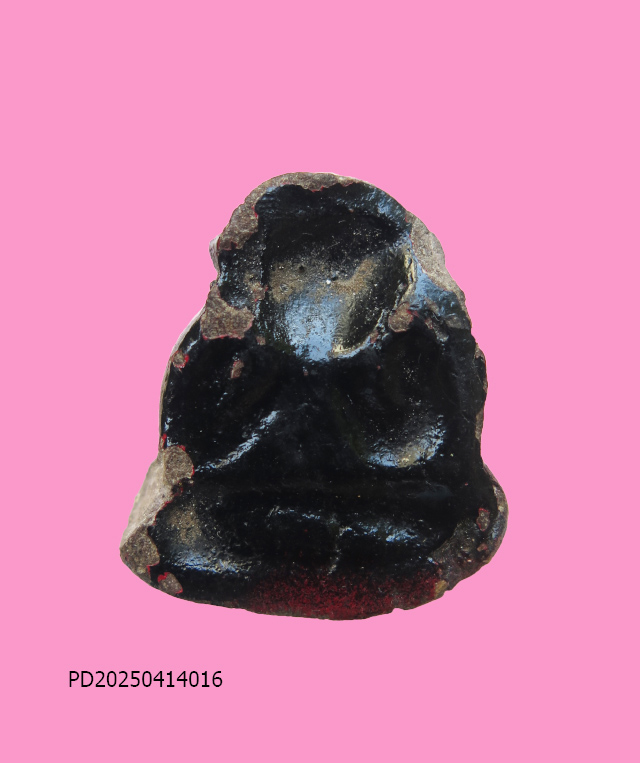 พระปิดตา หลังแบบ เนื้อผงสีน้ำตาลเคลือบรัก 