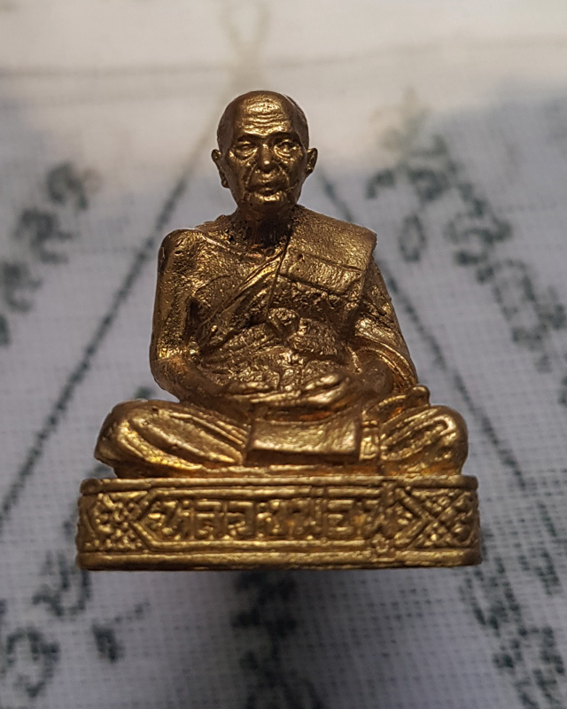 รูปเหมือนหล่อโบราณ รุ่นบารมี หลวงพ่อฟู วัดบางสมัคร ฉะเชิงเทรา เนื้อทองระฆัง ( ไม่มีกล่อง )