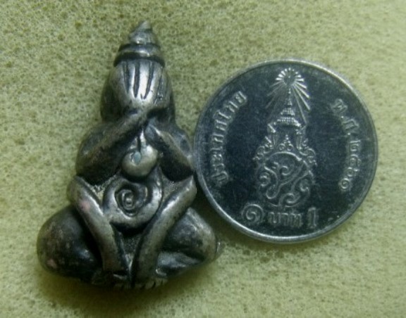 **เบาๆ**พระปิดตามหาอุตม์ลอยองค์ พิมพ์ 2 หน้า เนื้อสำริดแก่เงิน เก่าๆ เนื้อจัด**สวยๆ เชิญชมครับ