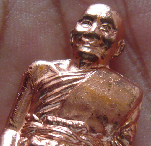 หลวงพ่อจรัญ วัดอัมพวัน รุ่นเจริญพร รูปเหมือนปั๊มพิมพ์เข่ากว้าง รุ่นแรก เนื้อทองแดงพิเศษ หมายเลข 120 