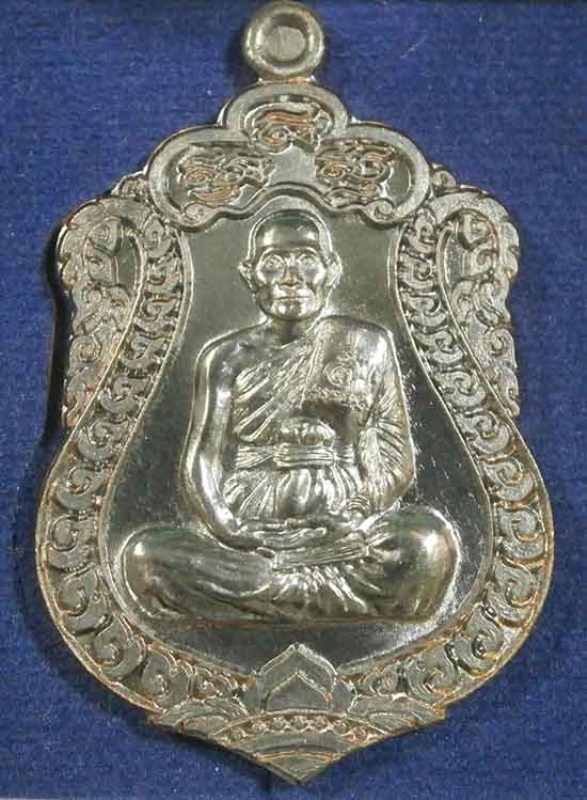 เหรียญเสมา 7 รอบ (( นวโลหะ )) หลวงพ่อจรัญ วัดอัมพวัน รุ่น ฉลองอายุวัฒนะมงคล 84 ปี สวยๆพร้อมกล่องครับ