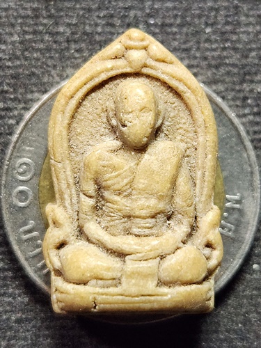 วัดกษัตราธิราช อยุธยา พระผงรูปเหมือน หลวงพ่อเทียม พิมพ์เสมา  ปี 2518 เนื้อผงน้ำมัน