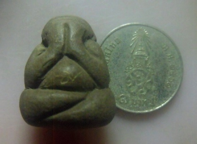 **เบา​ๆ​**พระปิดตามหาลาภ เนื้อผงผสมว่าน มีจารยันต์ เก่าๆ ไม่ทราบที่**เนื้อจัด สวยๆ เชิญชมครับ