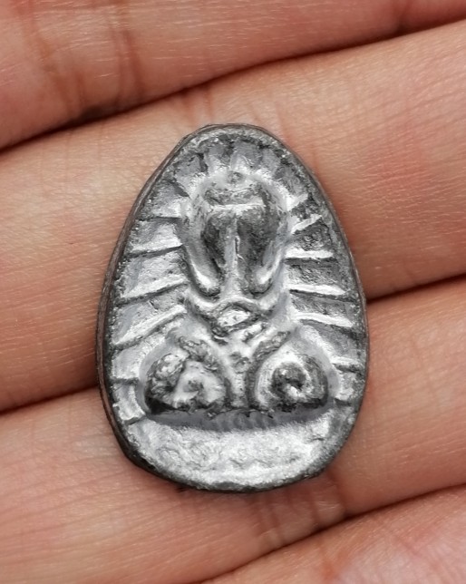 พระปิดตานะหัวเข่าพิมพ์รัศมี เจ้าคุณผล วัดหนัง กรุงเทพ ปี 2509 เนื้อตะกั่ว​ มีจาร เคาะเดียว