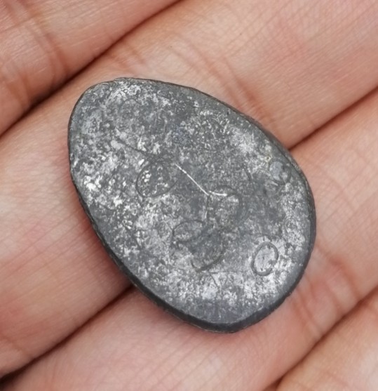 พระปิดตานะหัวเข่าพิมพ์รัศมี เจ้าคุณผล วัดหนัง กรุงเทพ ปี 2509 เนื้อตะกั่ว​ มีจาร เคาะเดียว