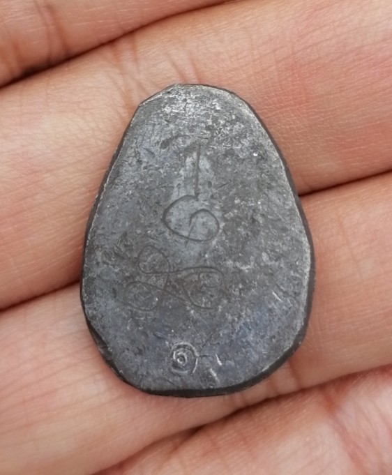 พระปิดตานะหัวเข่าพิมพ์รัศมี เจ้าคุณผล วัดหนัง กรุงเทพ ปี 2509 เนื้อตะกั่ว​ มีจาร เคาะเดียว