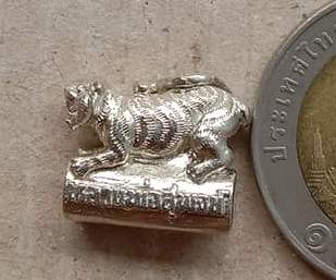 ตะกรุดเสือหมอบ “รวยทันใจ” หลวงพ่อสุพจน์ วัดห้วงพัฒนา จ.ตราด ปี2563 เนื้อทองขาว หมายเลข242+กล่อง