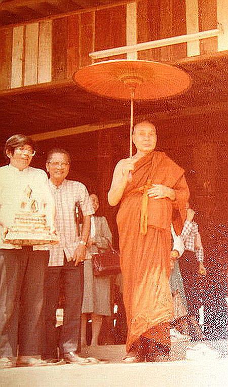 ลูกอมผงอิทธิเจ หลวงพ่ออุตตมะ วัดวังก์วิเวการาม จ.กาญจนบุรี สวยมากค่ะ