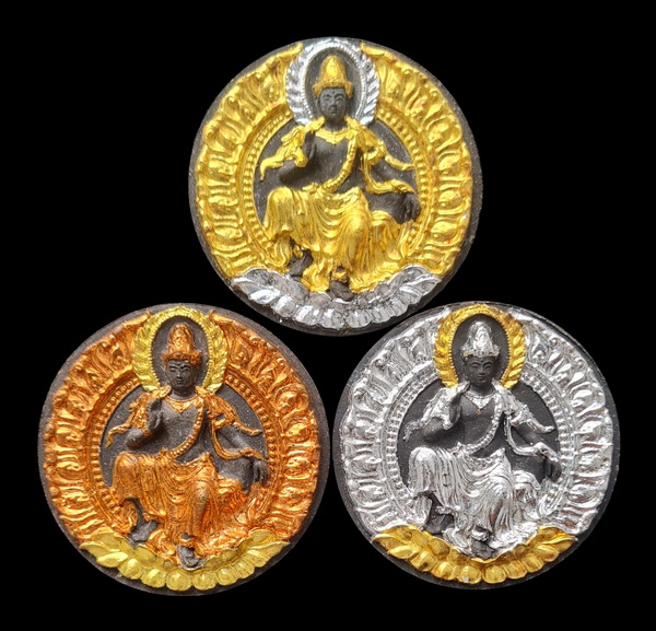 เคาะแรกแดง...เสวยสุข รวม ๓ องค์ กล่องเดิม / ส่ง ems