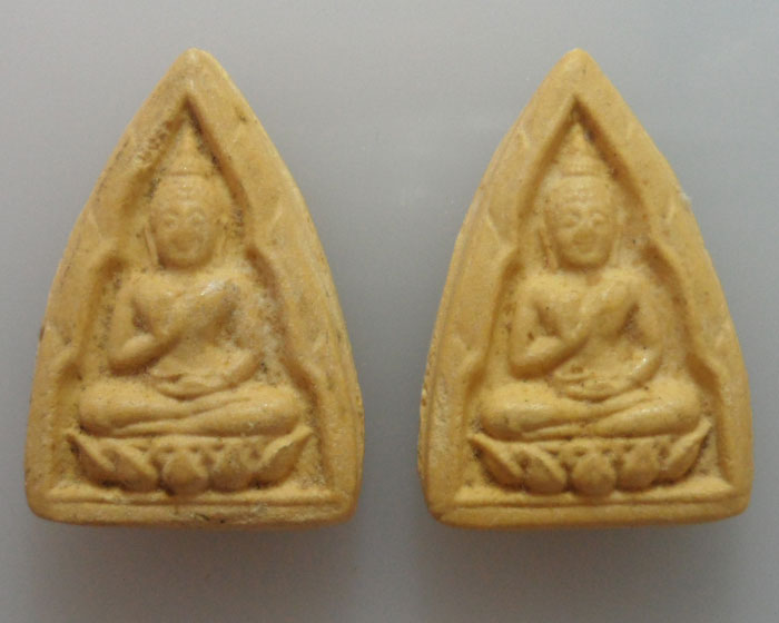 พระผงกำจัดไพรี (๒ องค์) 