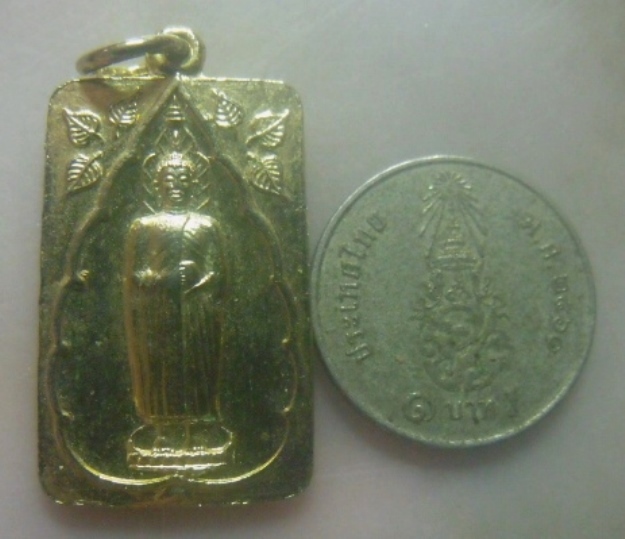 **เบาๆ**เหรียญหลวงพ่อโต วัดอินทรวิหาร หลังสมเด็จโต รุ่นบูรณะอุโบสถ ปี ๒๕๓๕**กะไหล่ทอง สวยๆ