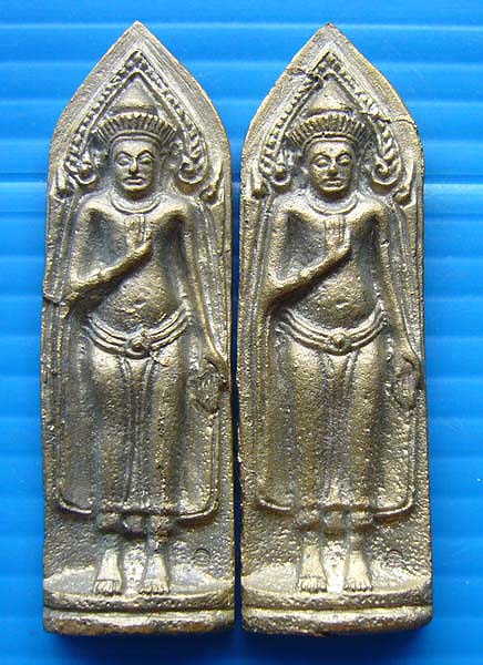 พระร่วงชนะศึก เนื้อโลหะผสม เสาร์ห้า วัดแจ้งนอก หลวงพ่อคูณปลูกเสก 2 องค์ ชุดที่ 1