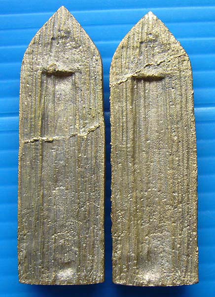 พระร่วงชนะศึก เนื้อโลหะผสม เสาร์ห้า วัดแจ้งนอก หลวงพ่อคูณปลูกเสก 2 องค์ ชุดที่ 1