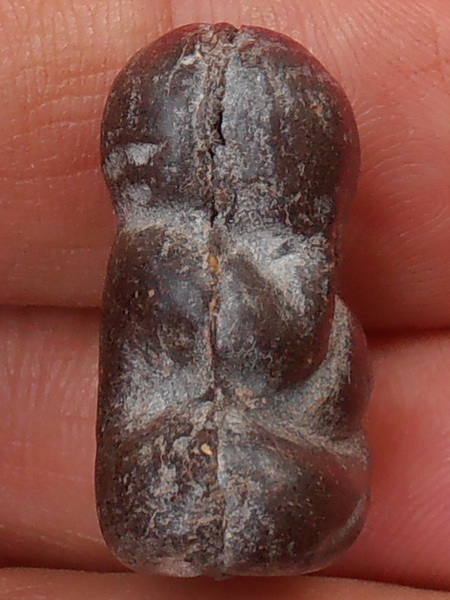 พระปิดตา เนื้อผงจุ่มรัก