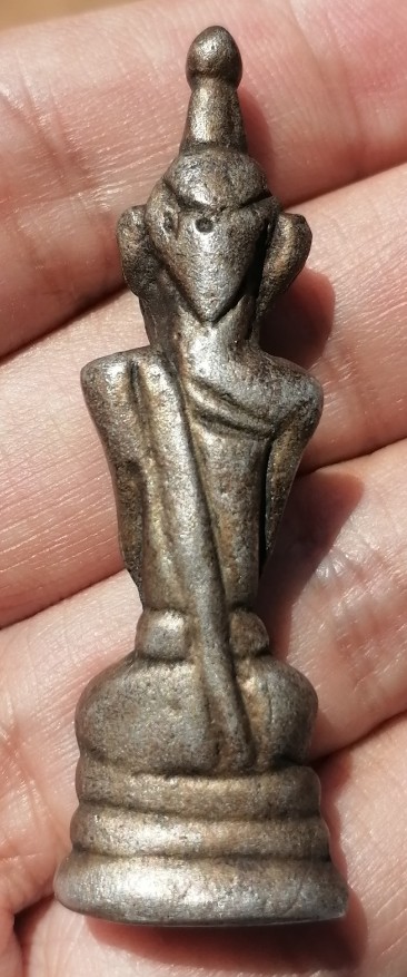 พระปิดตาเนื้อโลหะ แปลกๆ ไม่ทราบที่ เคาะเดียว    