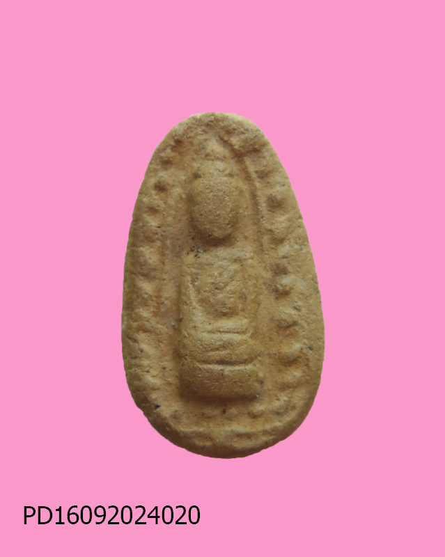 พระพิมพ์ถ้ำเสือข้างเม็ด เนื้อดิน ขนาดสูงประมาณ 1.2 ซม.