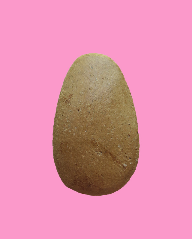 พระพิมพ์ถ้ำเสือข้างเม็ด เนื้อดิน ขนาดสูงประมาณ 1.2 ซม.