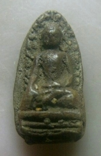 **เบาๆ**พระรอดพิมพ์ใหญ่ เนื้อดิน มีคราบกรุ**หลังลายมือ สวยๆ เชิญชมครับ