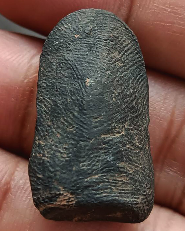 พระคงทรงพระบาง เนื้อดินสีดำ สูง 3 ซ.ม. พระบ้านเก่าเก็บหลายสิบปี