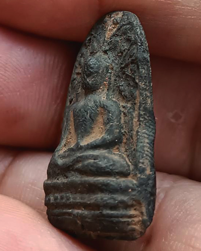 พระคงทรงพระบาง เนื้อดินสีดำ สูง 3 ซ.ม. พระบ้านเก่าเก็บหลายสิบปี