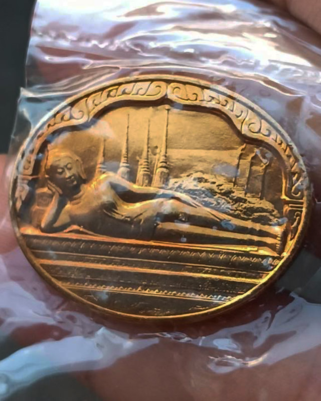 18.เหรียญพระนอน หลัง ภปร. พิธีใหญ่วัดโพธิ์ ฉลองในหลวงพระชนมายุครบ 5 รอบ พ.ศ. 2530 ไม่ผ่านการใช้ ซองเ