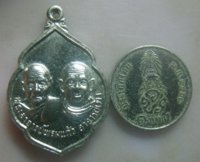 **เบาๆ**พระอาจารย์พรมแก้ว อาจารย์เภา หลังพระสมเด็จเจ้าเกาะยอ วัดแหลมพ้อ จ.สงขลา ปี ๒๕๒๓**สวยๆ