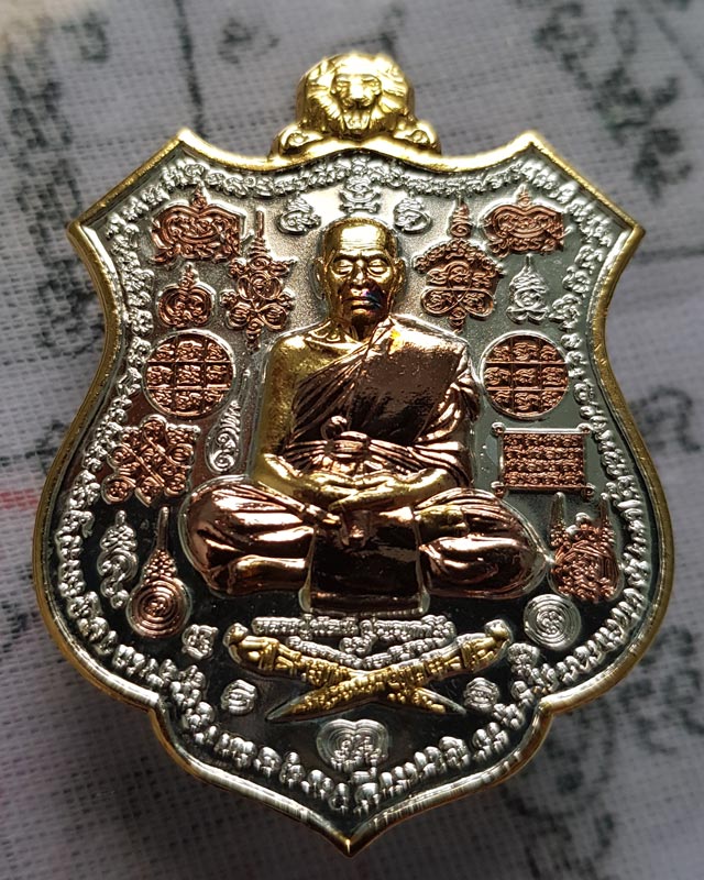 หลวงพ่อพัฒน์ วัดห้วยด้วน จ.นครสวรรค์ รุ่น เจ้าสัวหมื่นยันต์ เนื้อ 3K พร้อมกล่องเดิม