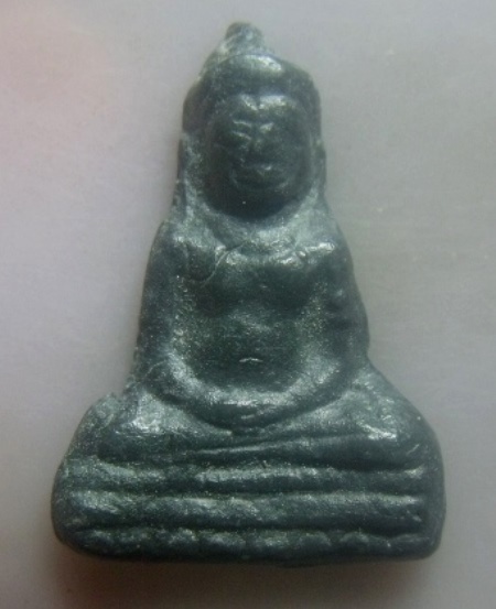 **เบาๆ**พระร่วงนั่ง เนื้อชินหลังลายผ้า เก่าๆ ไม่ทราบที่**สวยๆ เชิญชมครับ