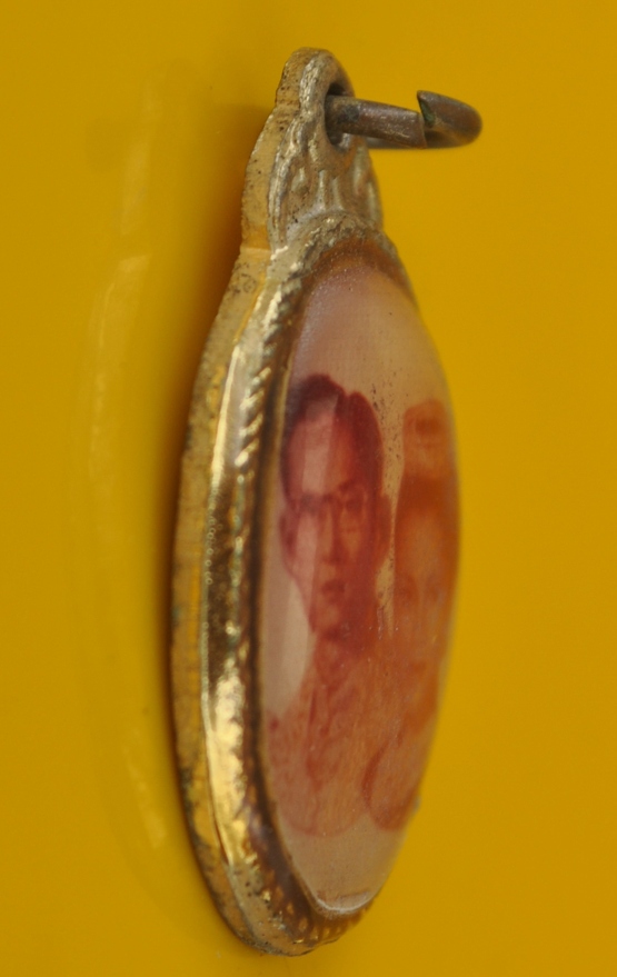 ล๊อกเกตในหลวง-พระราชินี หลังยันต์