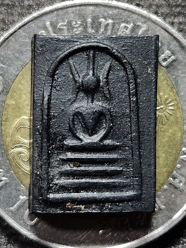  วัดโฆสิตาราม จ.ชัยนาท  สมเด็จคะแนน หลวงพ่อกวย ปี 2500  พิมพ์หูบายศรี เนื้อดิน