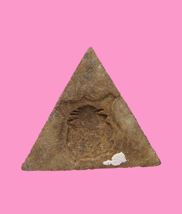 พระพิมพ์หน้าจั่ว หลังกดหัวแหวน