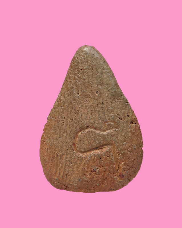 พระเม็ดแตง เนื้อดิน พิมพ์พุทธกวัก หลังจาร