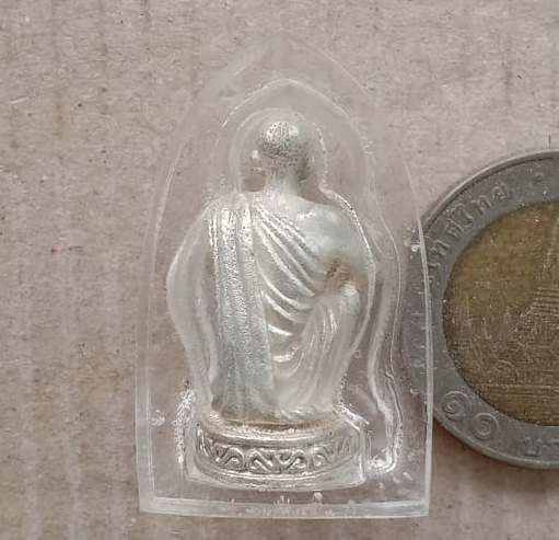 รูปหล่อลอยองค์ นั่งยอง หลวงพ่อคูณ ปริสุทโธ วัดบ้าน ไร่ จ.นครราชสีมา เนื้อเงิน เลี่ยมจับขอบ