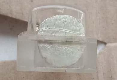 รูปหล่อลอยองค์ นั่งยอง หลวงพ่อคูณ ปริสุทโธ วัดบ้าน ไร่ จ.นครราชสีมา เนื้อเงิน เลี่ยมจับขอบ