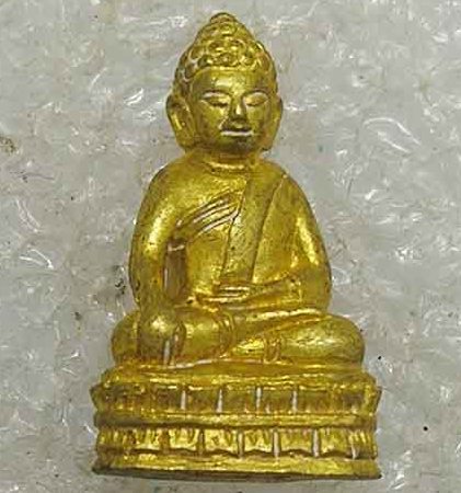 พระชัยวัฒน์อุดมโชค"รุ่นแรก"หลวงปู่อุดมโชค วัดบ้านตะกวน จ ศรีสะเกษ เนื้อทองทิพย์ หมายเลข740+กล่อง