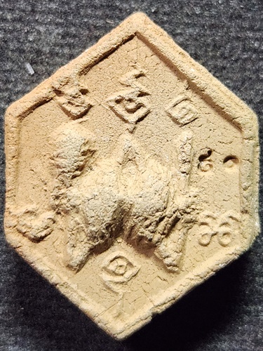 วัดสระเปรียญ ชัยนาท ตัว พ พิมพ์หกเหลี่ยม เนื้อดิน