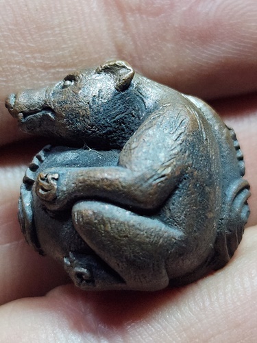 วัดซุ้มกระต่าย ชัยนาท ลูกอมชะมดเรียกทรัพย์ หลวงพ่อเอิบ ฐิตธมฺโม อุดผงหลวงพ่อกวย เนื้อสัมฤทธิ์ 