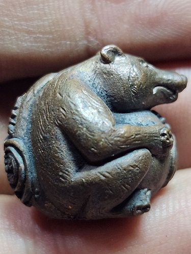 วัดซุ้มกระต่าย ชัยนาท ลูกอมชะมดเรียกทรัพย์ หลวงพ่อเอิบ ฐิตธมฺโม อุดผงหลวงพ่อกวย เนื้อสัมฤทธิ์ 