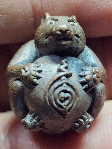 วัดซุ้มกระต่าย ชัยนาท ลูกอมชะมดเรียกทรัพย์ หลวงพ่อเอิบ ฐิตธมฺโม อุดผงหลวงพ่อกวย เนื้อสัมฤทธิ์ 