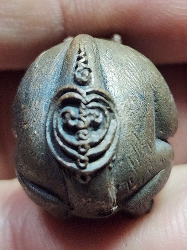 วัดซุ้มกระต่าย ชัยนาท ลูกอมชะมดเรียกทรัพย์ หลวงพ่อเอิบ ฐิตธมฺโม อุดผงหลวงพ่อกวย เนื้อสัมฤทธิ์ 