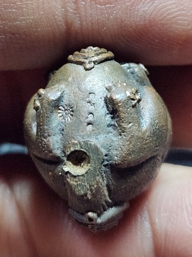 วัดซุ้มกระต่าย ชัยนาท ลูกอมชะมดเรียกทรัพย์ หลวงพ่อเอิบ ฐิตธมฺโม อุดผงหลวงพ่อกวย เนื้อสัมฤทธิ์ 