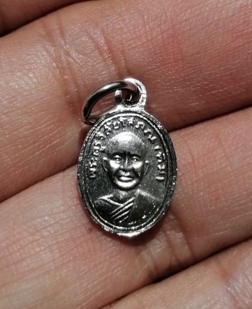 เหรียญเม็ดแตงหลวงปู่ทวด​-พระอาจารย์ทิม​ เนื้ออัลปาก้าชุบนิคเกิ้ล​ เคาะเดียว  