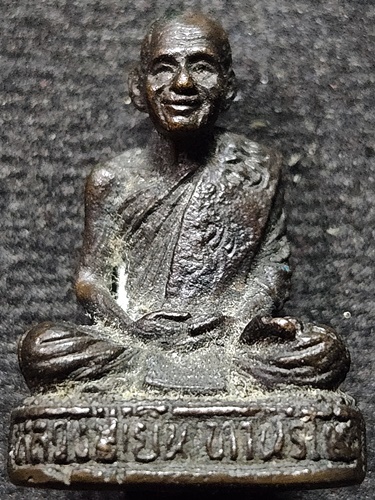  วัดสระเปรียญ จังหวัดชัยนาท  พระรูปหล่อโบราณ หลวงปู่เย็น ฐานโต อุดผง