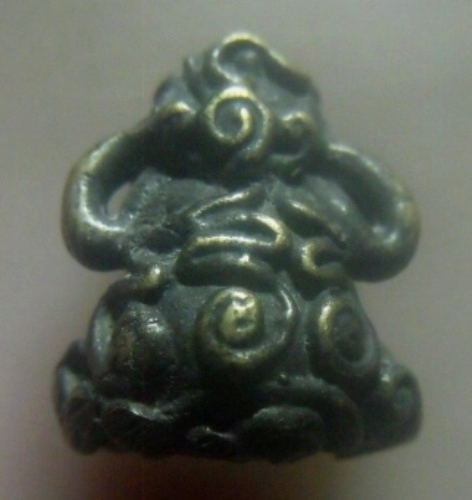 **เบา​ๆ​**พระปิดตายันต์ยุ่งหล่อลอยองค์ เนื้อสำริดแก่เงิน เก่าๆไม่ทราบที่**สวยๆ เนื้อจัด เชิญชมครับ