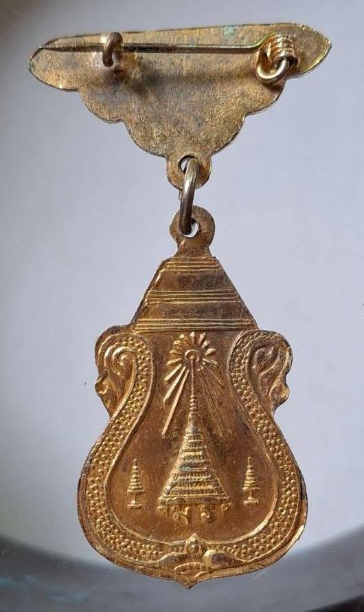 เหรียญพระแก้วมรกต มีเข็มกลัด เนื้อทองแดงกะไหล่ทอง เก่า ไม่ทราบที่