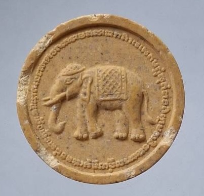 พระผงหลวงพ่อพุฒ วัดกลางบางพระ จ.นครปฐม หลังช้าง